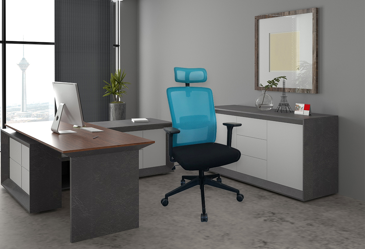 Απεικονίζεται η καρέκλα τοποθετημένη πίσω από ένα γραφείο.
